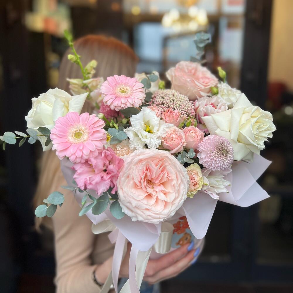 Цветы в коробке из пионовидныз роз, хризантем и Гербер