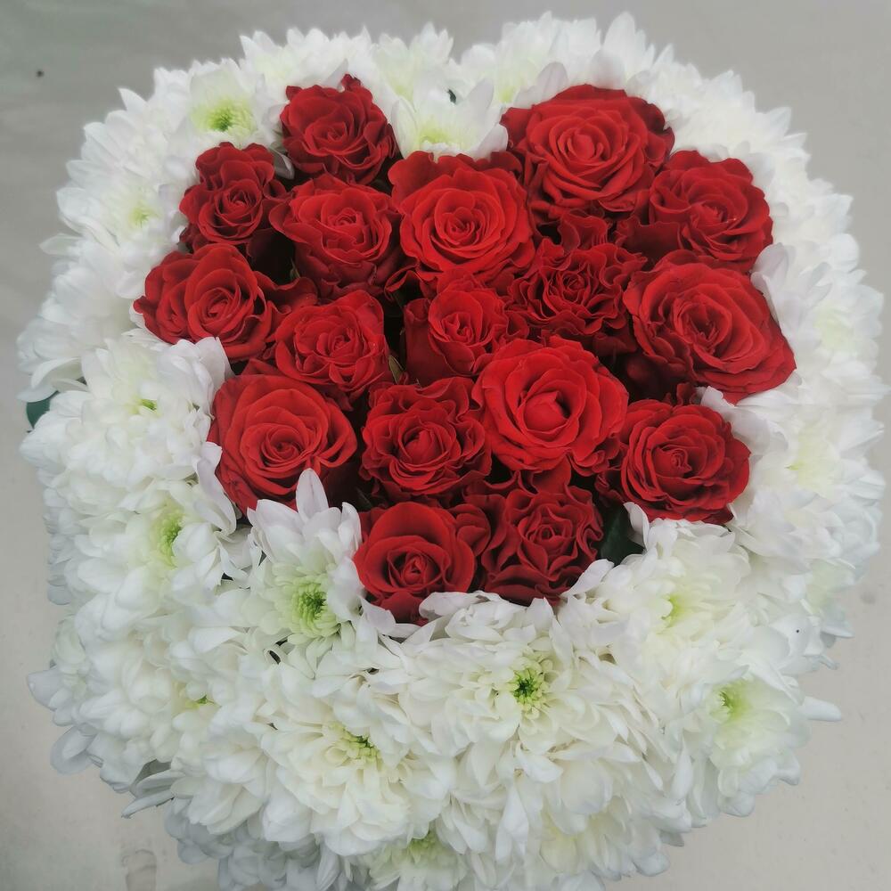 Сердце из роз и хризантем