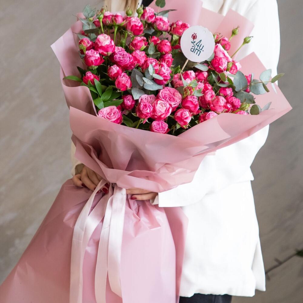 Букет с кустовыми розами и эвкалиптом